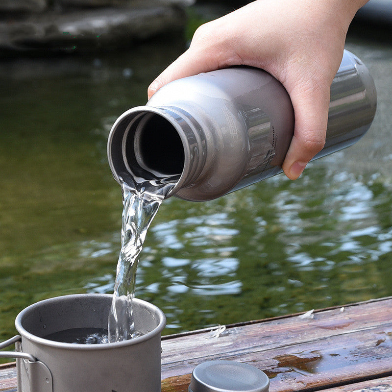 Pouring water from titanium sports bottle 750ml – food-grade BPA-free flask